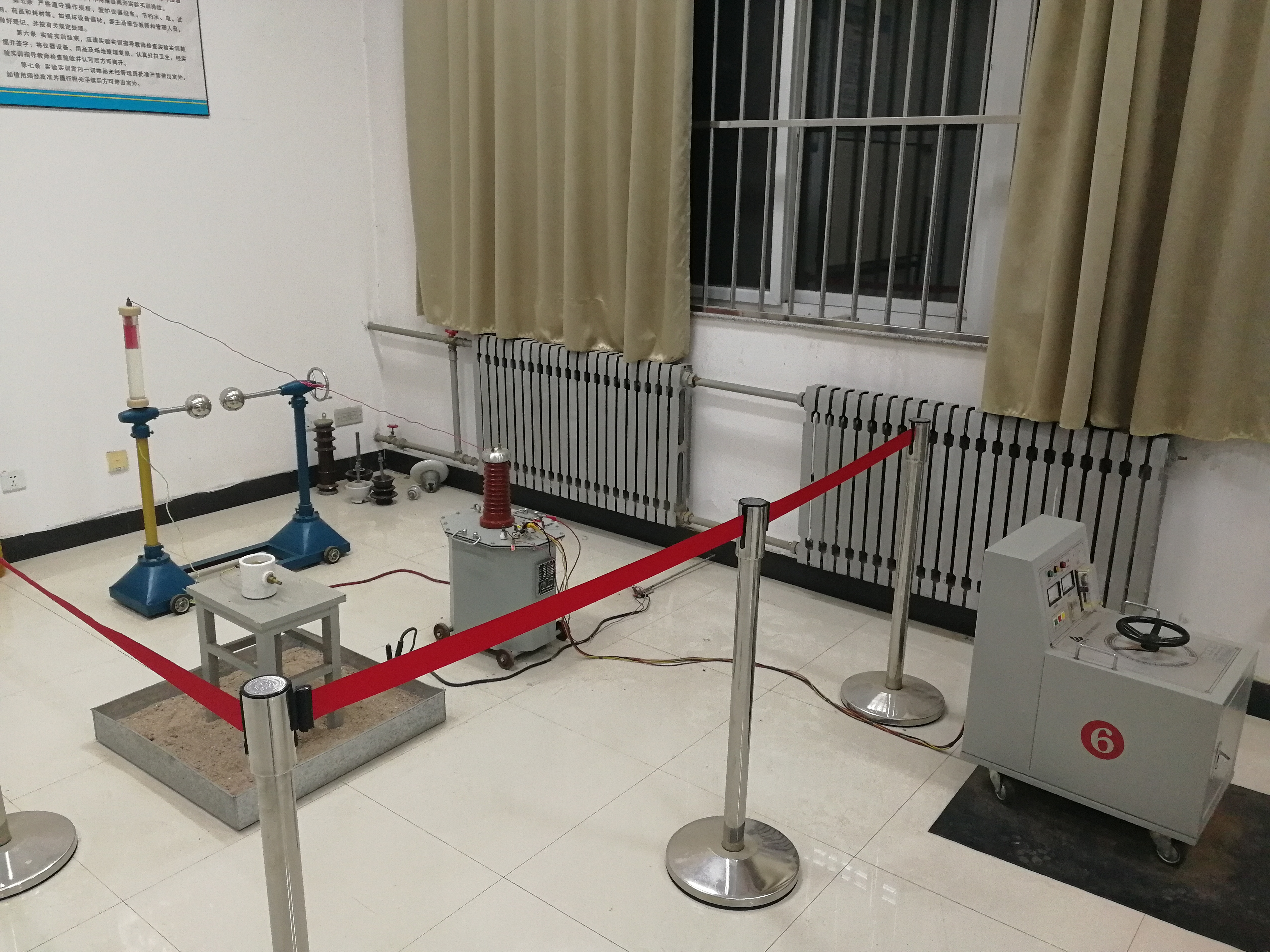 实训条件 高压电气设备实训室   实训设备主要包括:高压交直流实验